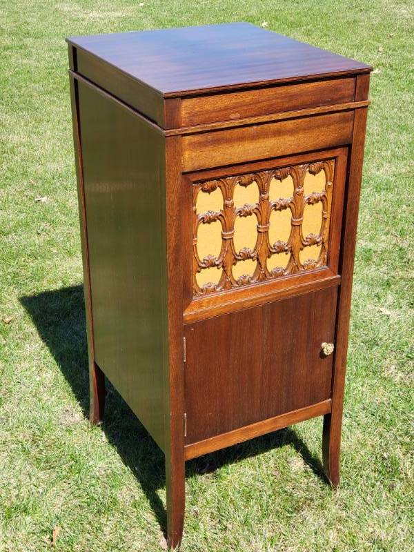 lot 6 image: Early 1900s Thomas Edison Model H 19 Phonograph  34 Edison Records