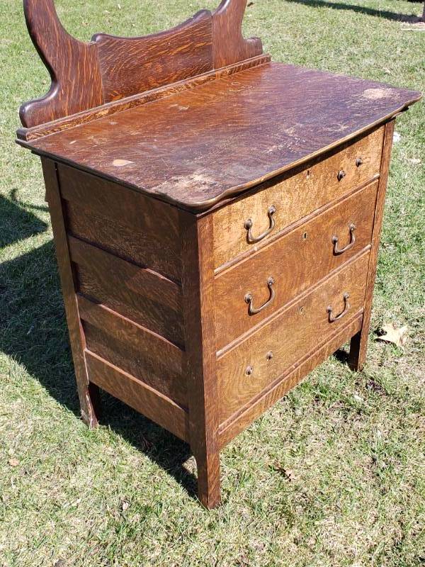 lot 7 image: Antique Quarter Sewn Tiger Oak Dresser with Harp Mirror