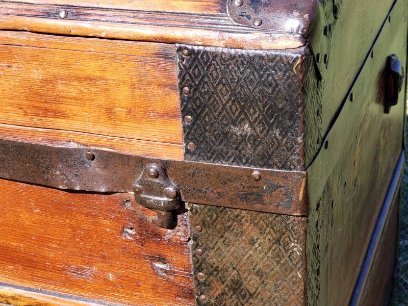 lot 11 image: High-End Dome Steamer Trunk with Great Details