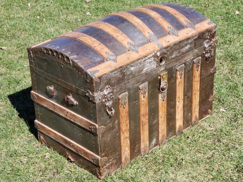 lot 12 image: Victorian Domed Tin and Wood Stagecoach  Steamer Trunk