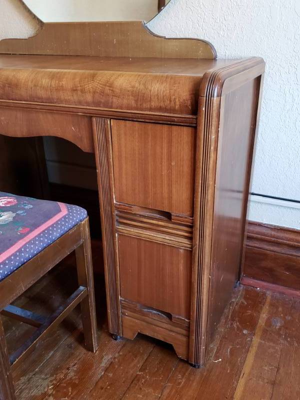 lot 13 image: Vintage Waterfall Vanity with Large, Round Mirror, Needlepoint Seat