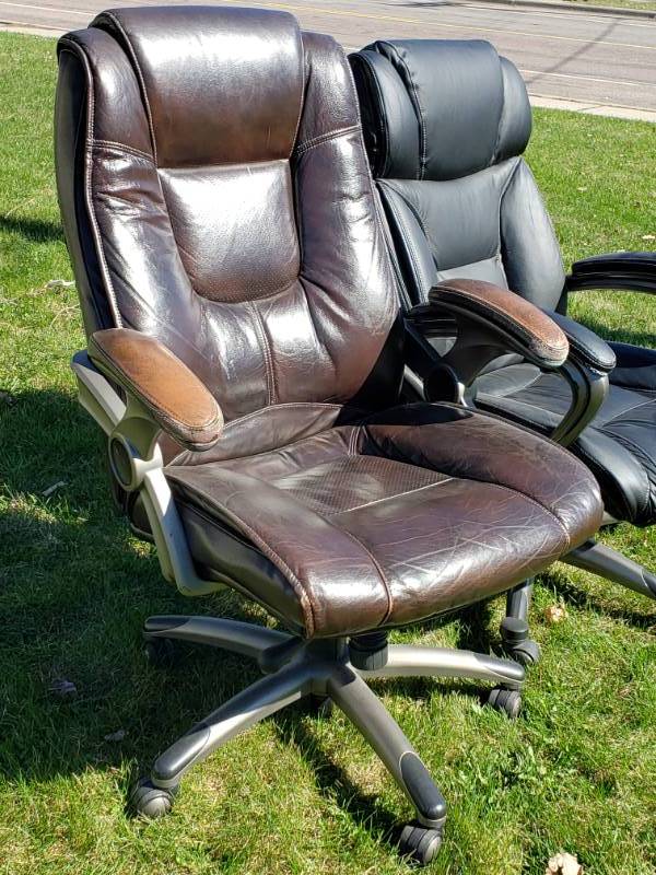 lot 19 image: (2) Broyhill Leather Executive Office Chairs