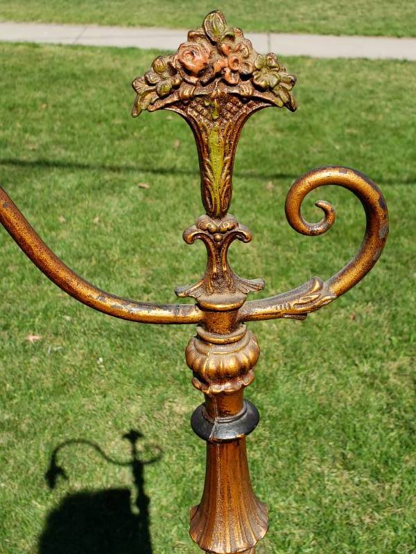lot 23 image: Beautiful Victorian Bridge Rose Floral Lamp