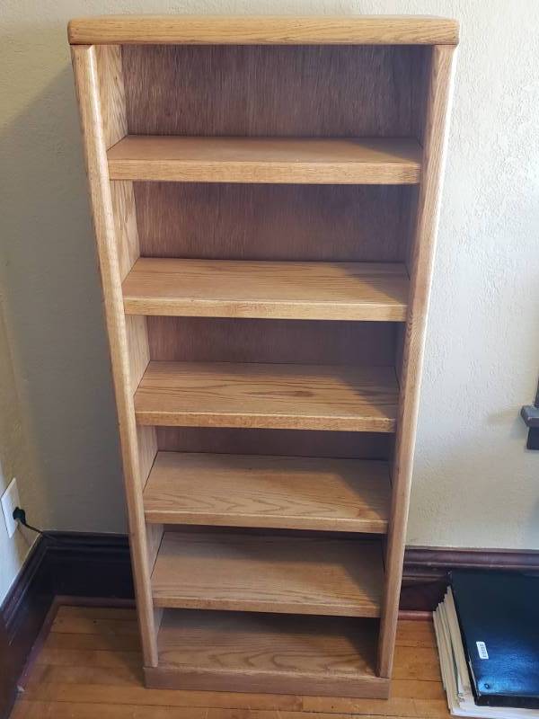 lot 25 image: Solid Oak 6 Shelf Bookcase