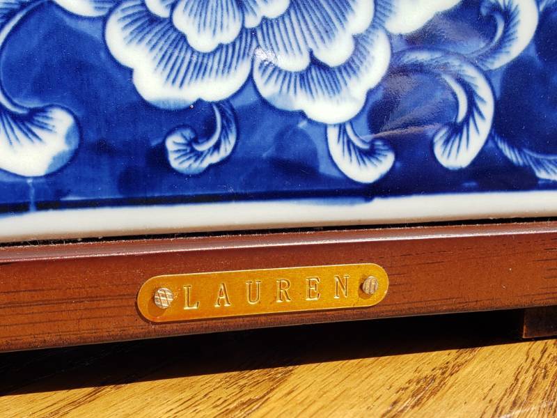 lot 29 image: Ralph Lauren Signed Porcelain Blue and White Table Lamp