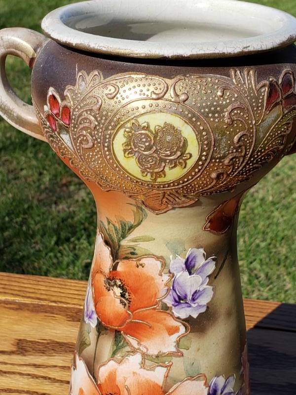 lot 84 image: 12 12 Unsigned Porcelain Gilded, Hand Painted Vase Possibly Nippon