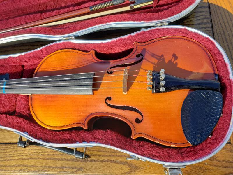 lot 92 image: Knilling Bucharest #14740 Violin with P&H London Bow and Case