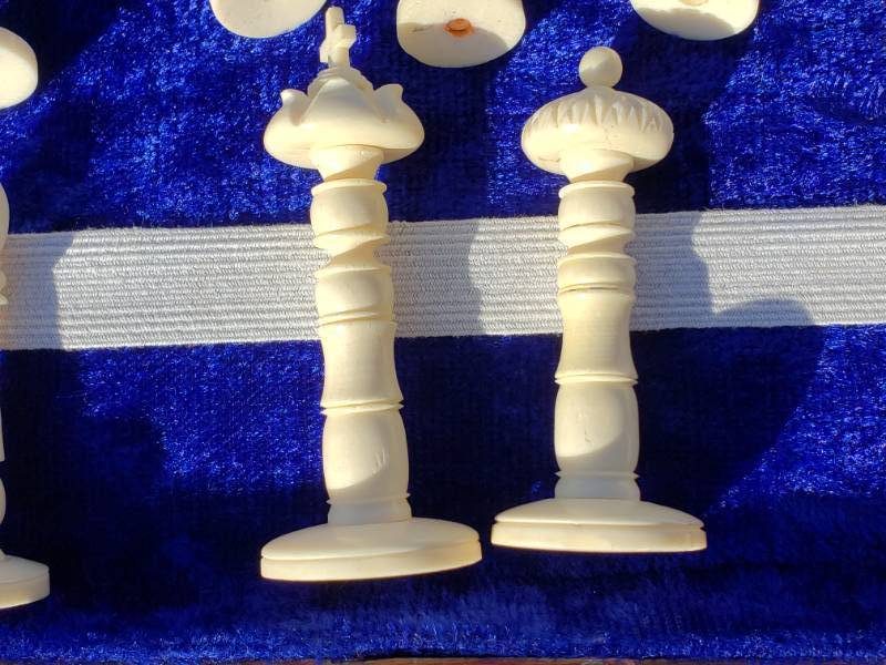 lot 98 image: Ivory Chess Set with Inlaid Board Vintage Horn Chess Pieces in Wooden Box