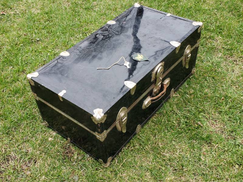 lot 112 image: Vintage Foot Locker  Storage Trunk with Key and Shelf