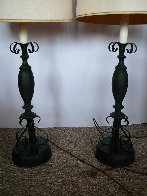 lot 12 image: 2 - Lamps with shades