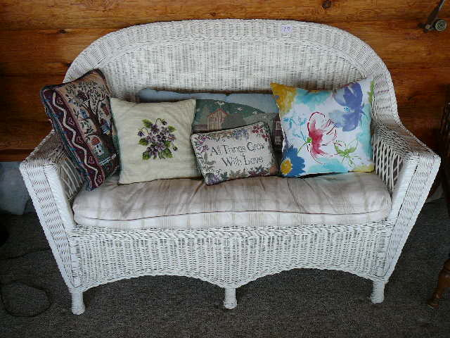 lot 19 image: Wicker Love Seat