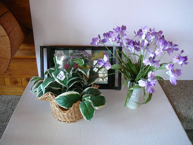 lot 22 image: Decorative Tray & Flowers