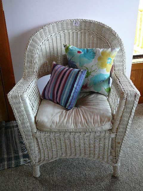 lot 29 image: Wicker Chair White with pillows