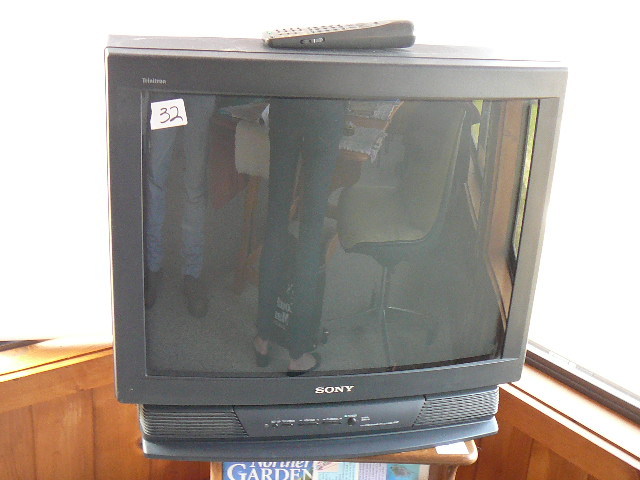 lot 32 image: Sony TV