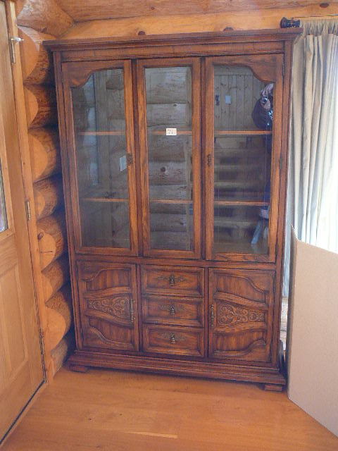 lot 71 image: Oak China Hutch