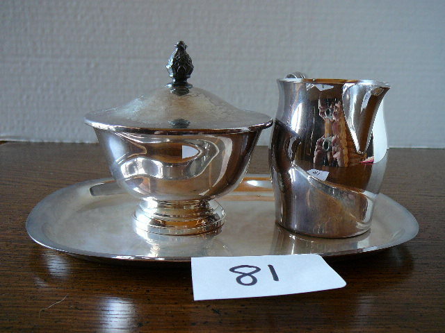 lot 81 image: WM Rogers & Son Silver Plated Platter With Creamer & Sugar Dish