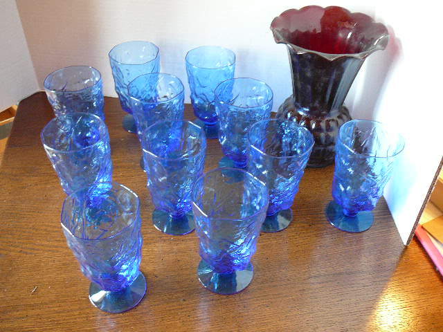 lot 95 image: Blue Glass Water Cups & Red Vase