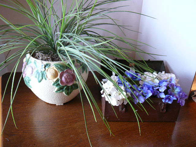 lot 99 image: Lot of Flower Home Decor