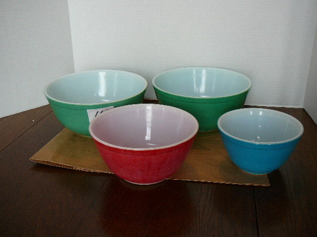lot 110 image: 4 Pyrex Bowls