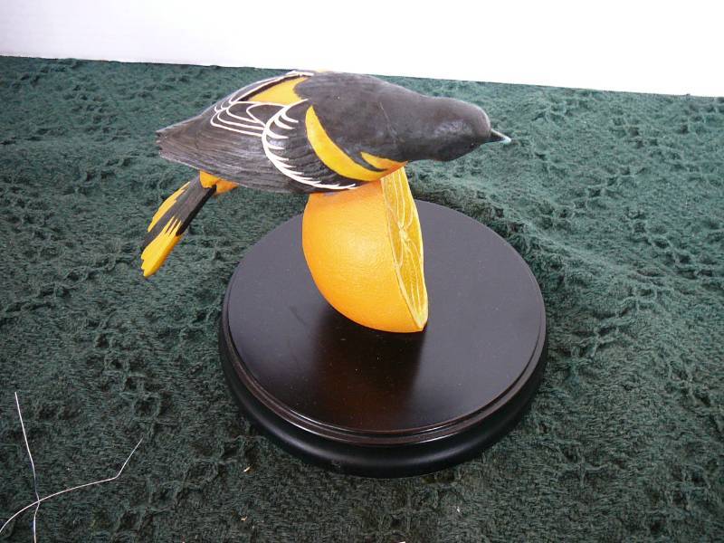 lot 128 image: Crow Springs Collection Oriole Bird Statue By Loon Lake