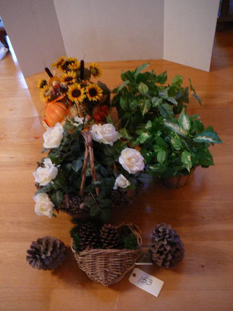 lot 153 image: Lot of Decorative Flowers
