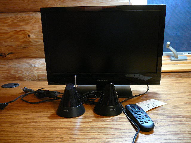 lot 171 image: Sansui TV & 2 RCA Speakers With Remote