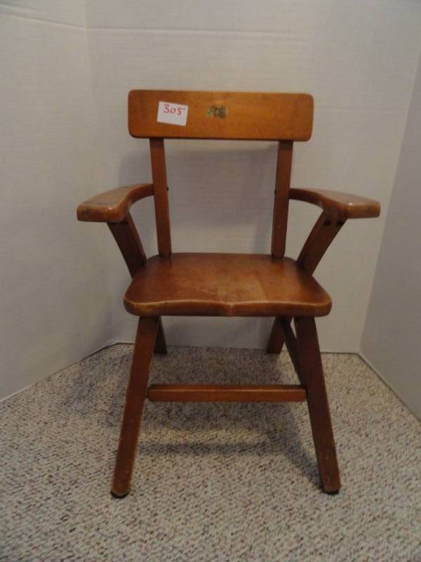 lot 305 image: Kids Wooden Chair