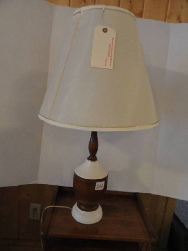 lot 322 image: Table Lamp