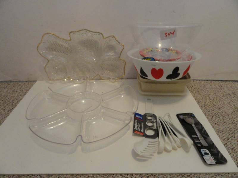 lot 344 image: Kitchen Items Glassware, Party Platters, Bowels