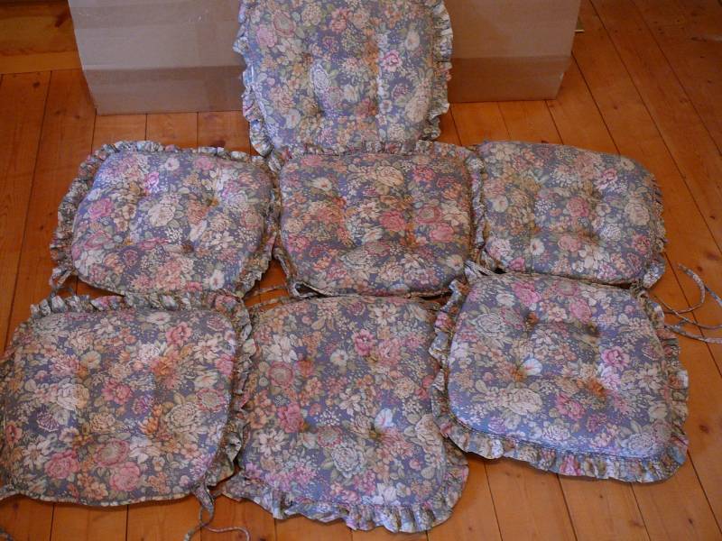 lot 200 image: Lot of Seat Cushions