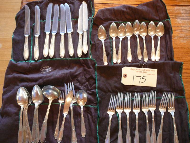 lot 175 image: WM Rogers & Sons Silverware