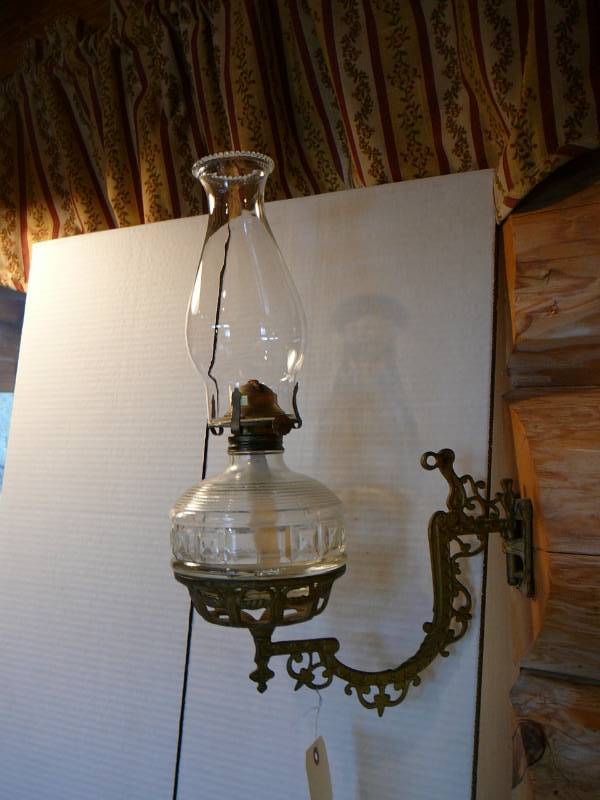 lot 182 image: Vintage Oil Lamp With Wall Mount