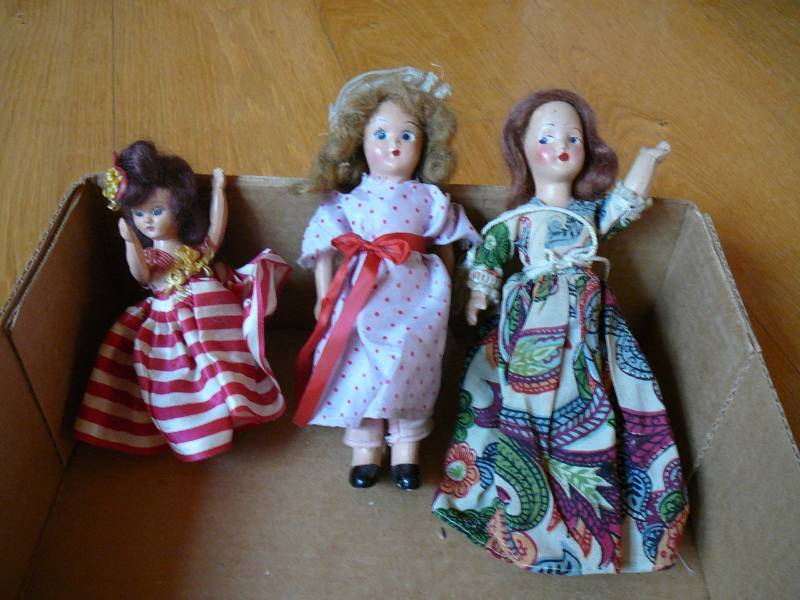 lot 188 image: Lot of Dolls