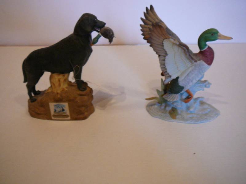 lot 219 image: Ski Country & Hunting Black Lab Figurines