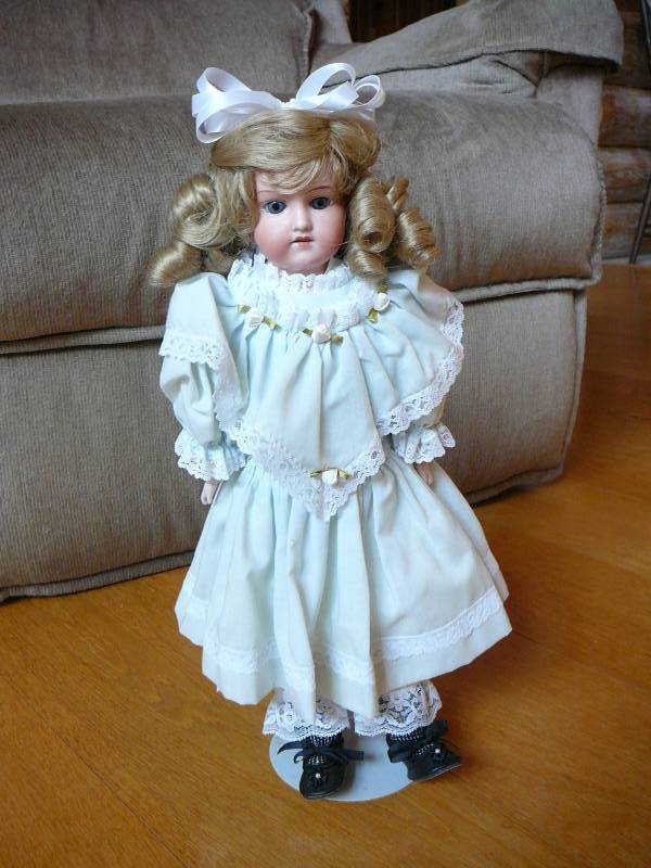 lot 190 image: Armand Marseille 370 Doll