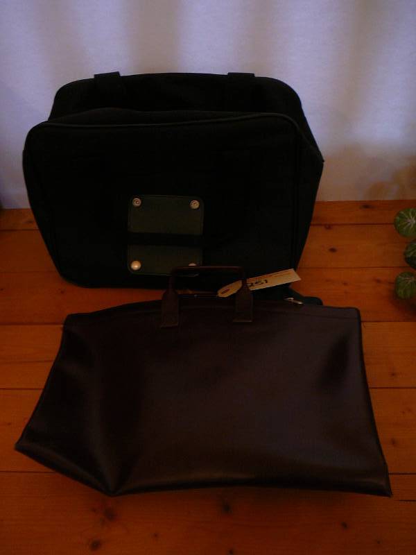 lot 251 image: Lot of bags