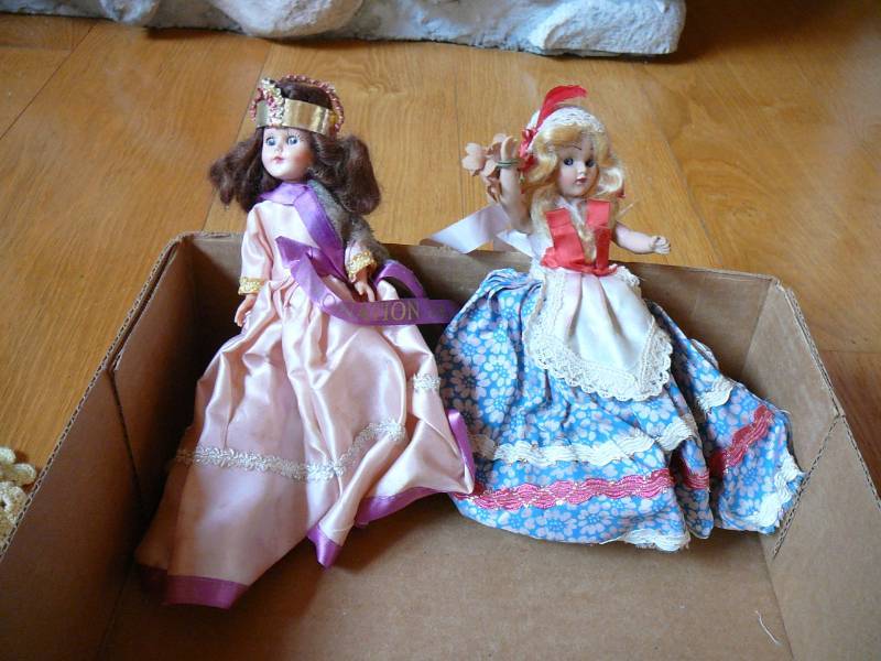 lot 186 image: Lot of Dolls