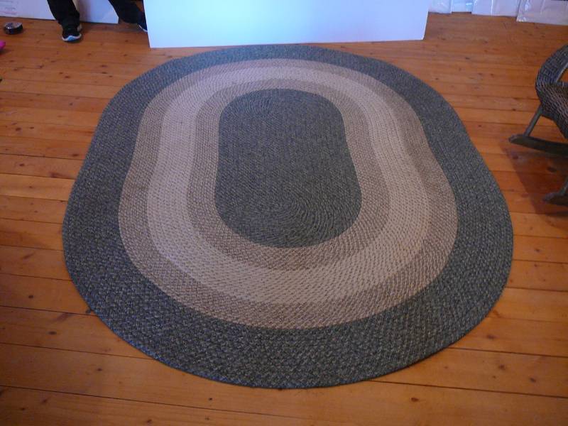 lot 258 image: Oval Area Rug