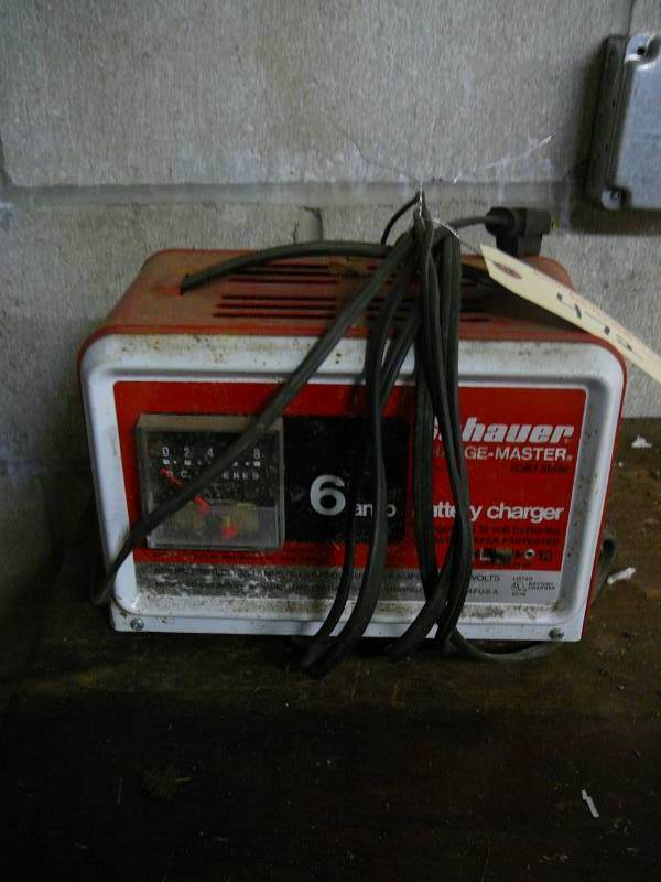 lot 472 image: Battery Charger