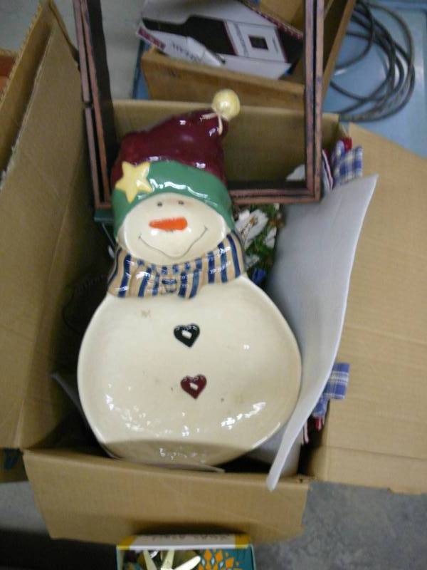 lot 479 image: Christmas Tree Stand & other Decorations