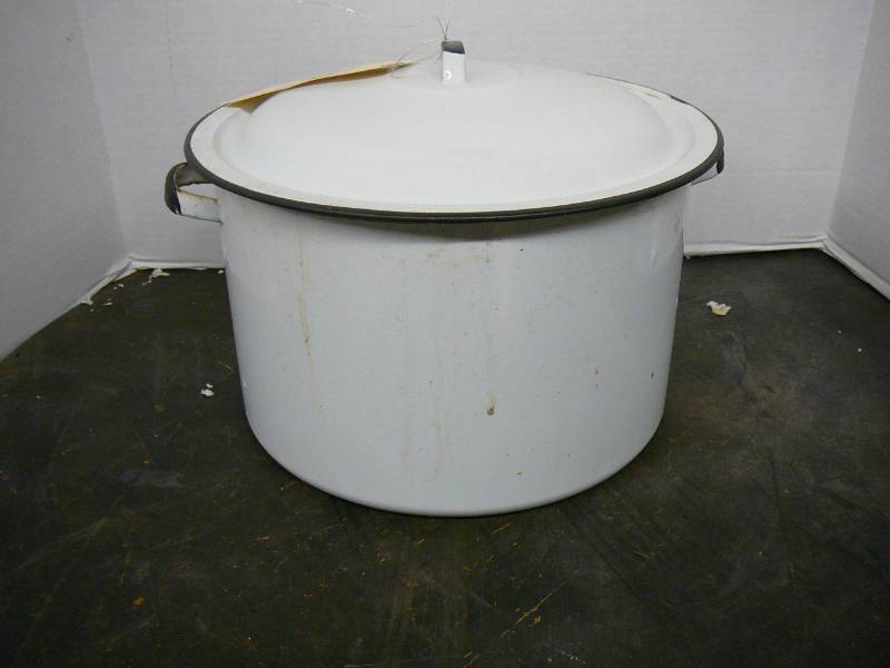 lot 489 image: Porcelain KettlePot