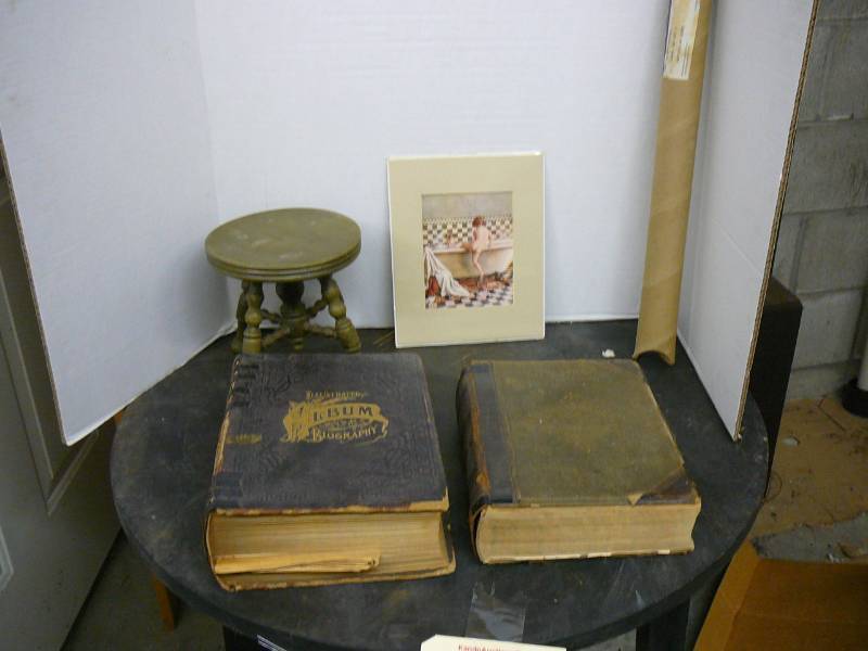 lot 491 image: Books, Stool, Tote