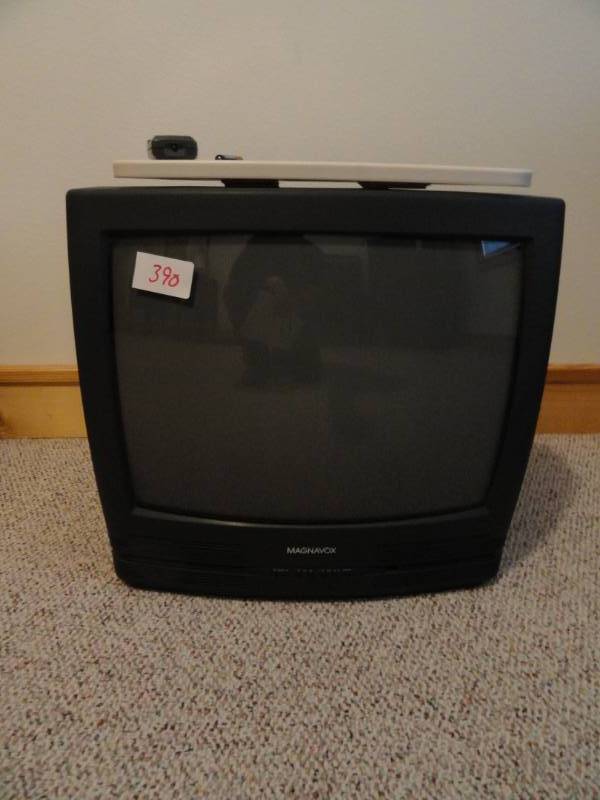 lot 390 image: TV Magnavox 20 with Remote