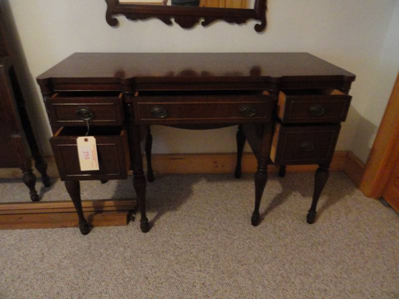 lot 395 image: Vintage Dressing Table  Desk