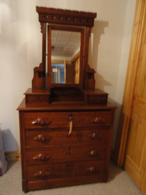 lot 400 image: Vintage Dresser and Mirror