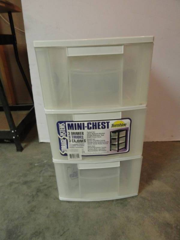 lot 406 image: 3 Drawer Mini Chest