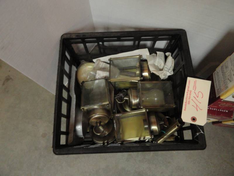 lot 415 image: Light Fixtures