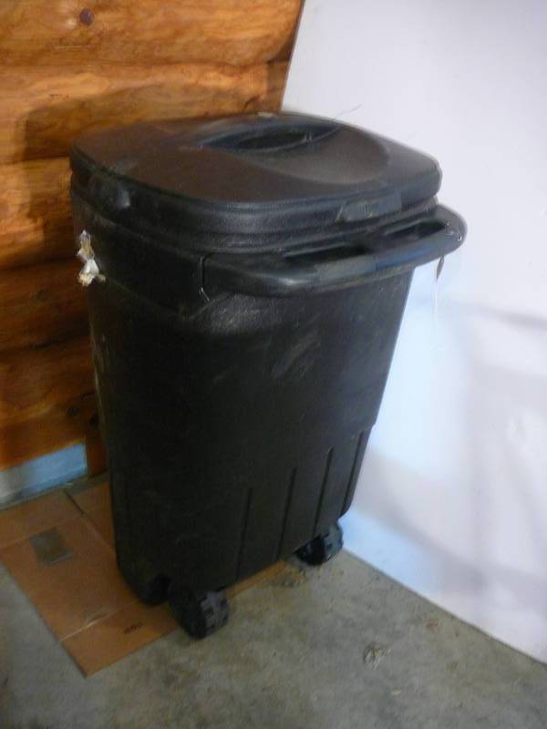 lot 502 image: Hefty garbage can with wheels