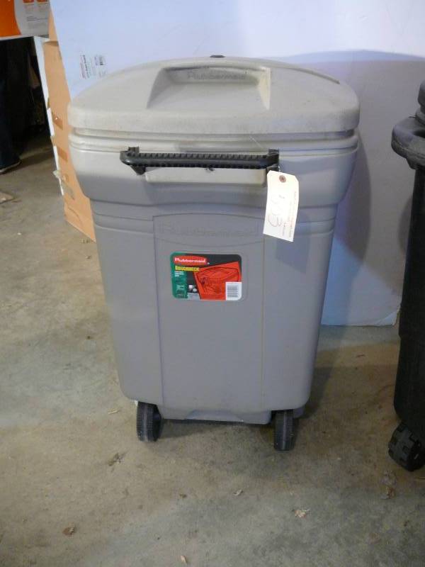 lot 503 image: Rubber maid garbage can