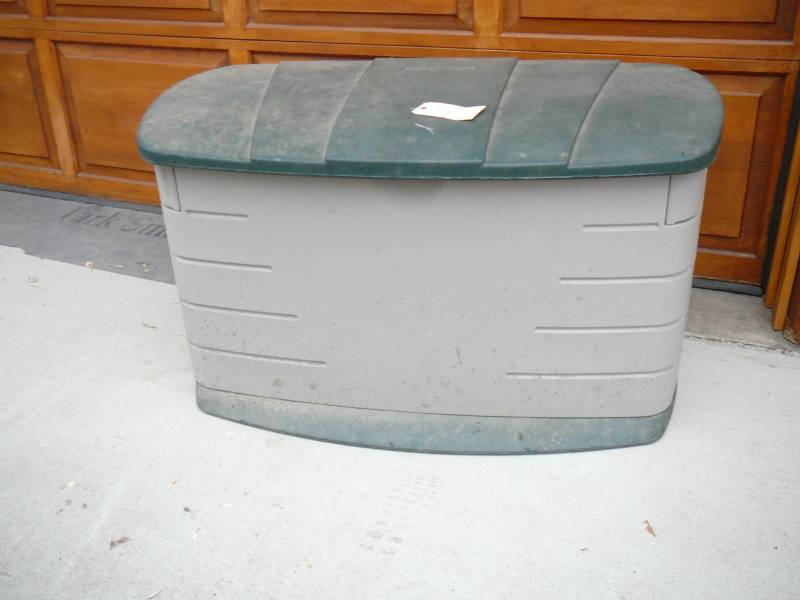 lot 531 image: Rubbermaid Storage Box